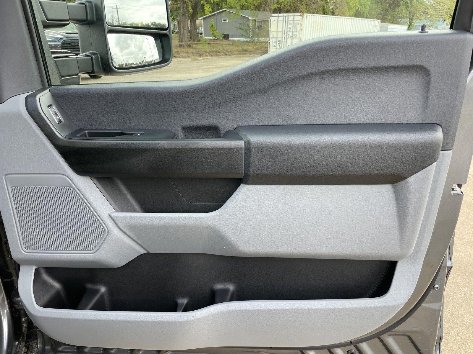 2027 Ford Super Duty F-350 SRW XL