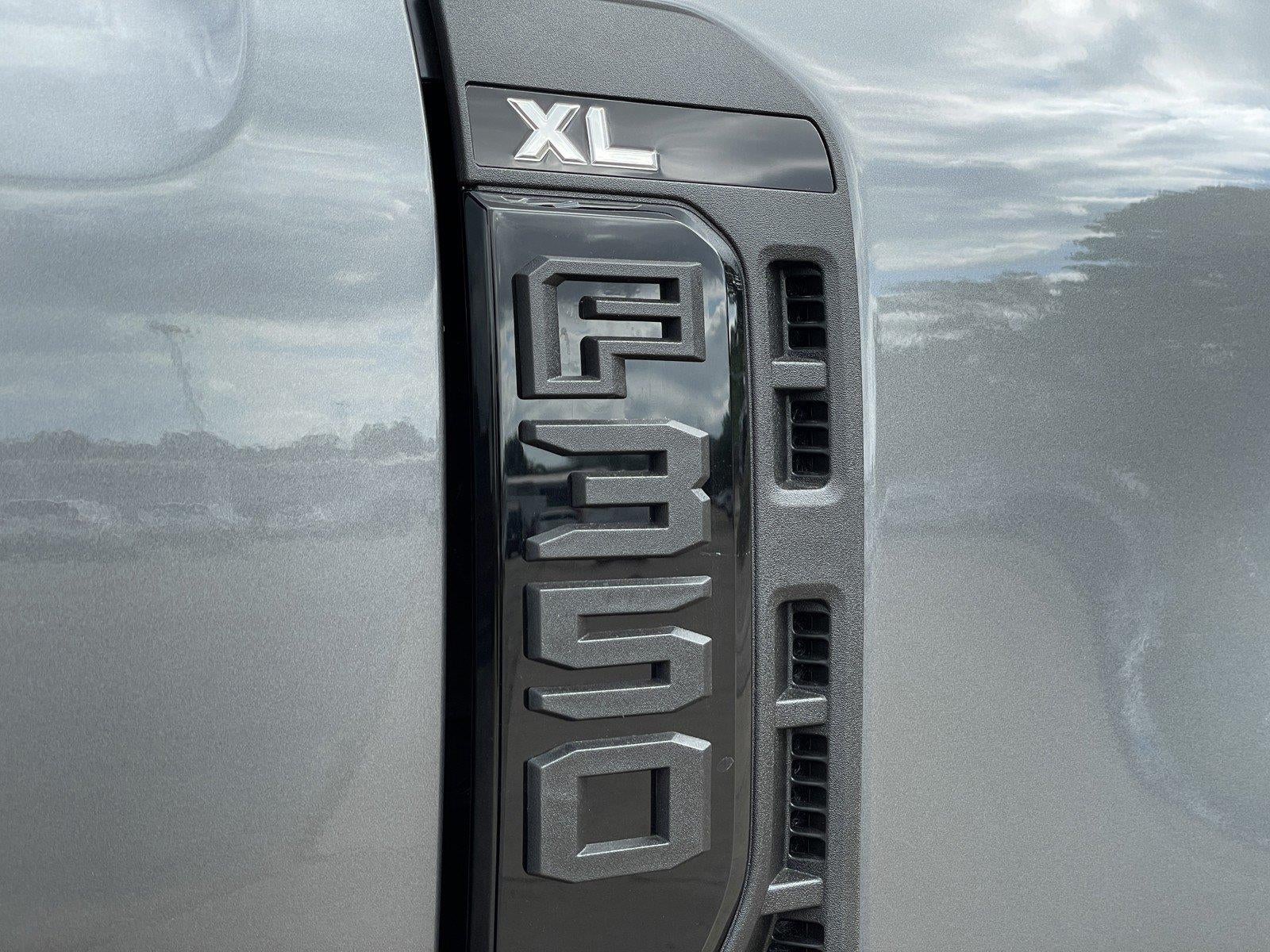 2027 Ford Super Duty F-350 SRW XL