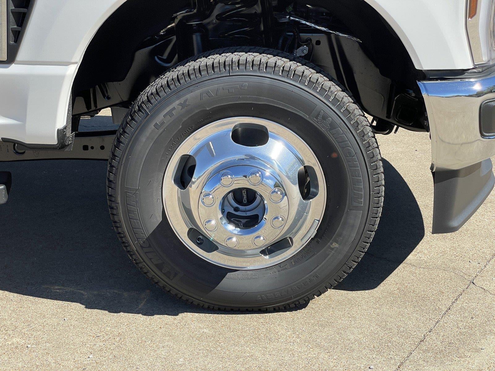 2027 Ford Super Duty F-350 DRW LARIAT