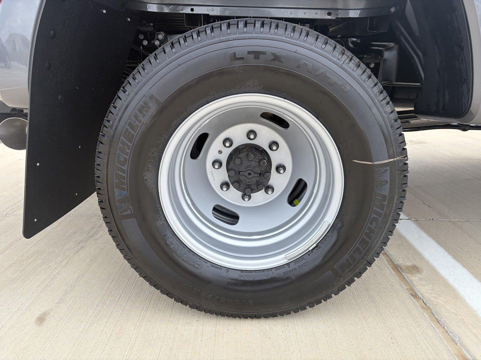 2027 Ford Super Duty F-350 DRW XLT
