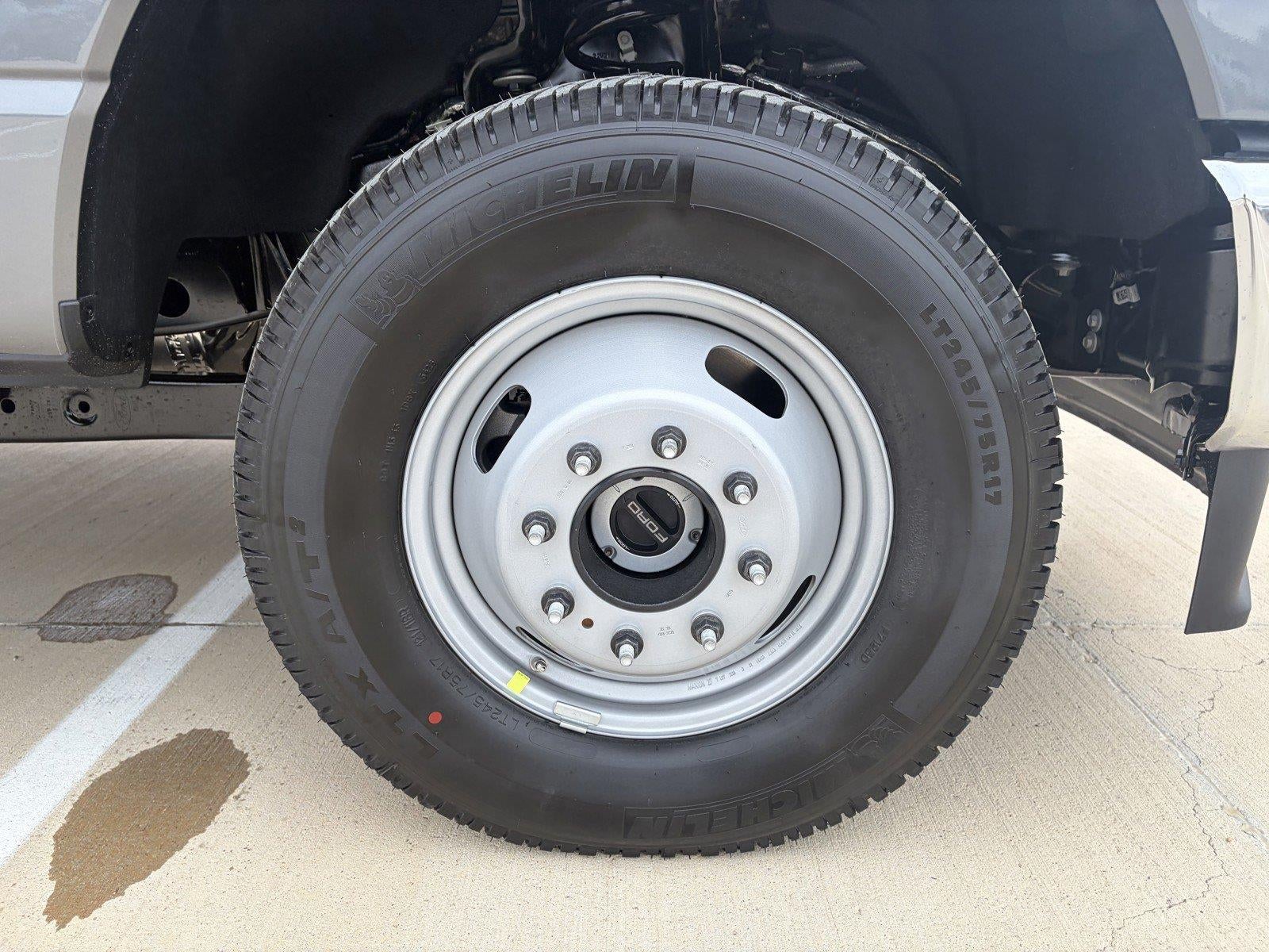 2027 Ford Super Duty F-350 DRW XLT