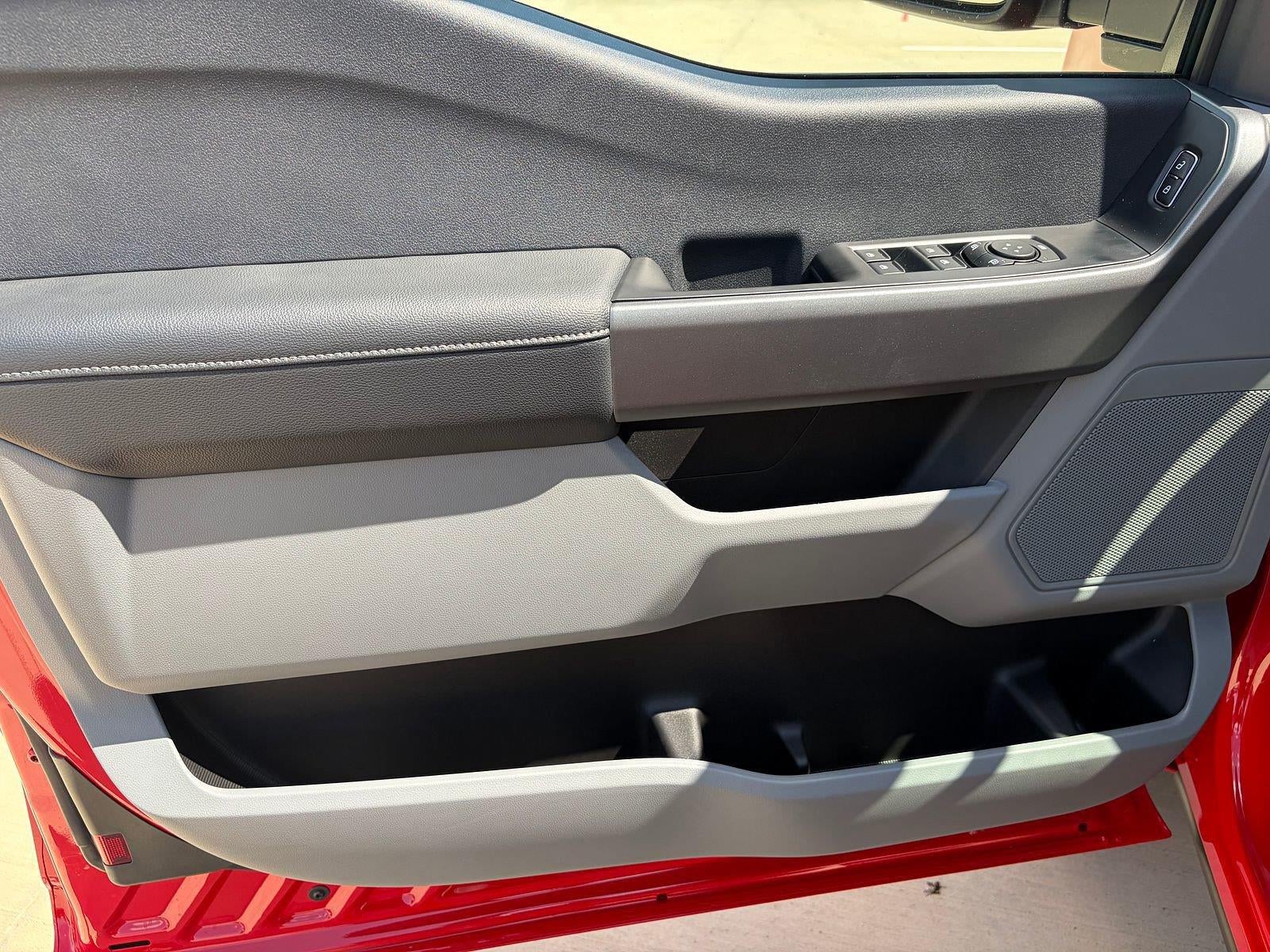 2027 Ford Super Duty F-350 SRW XLT