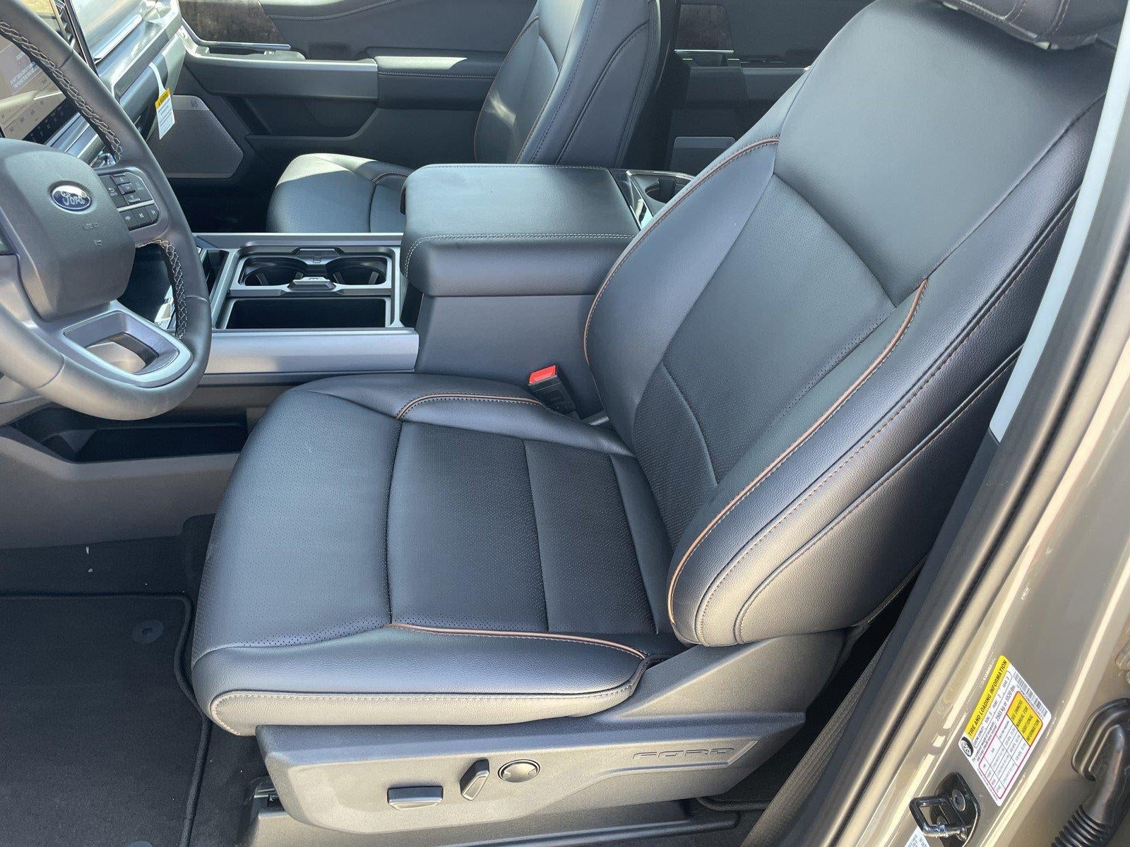 2027 Ford Super Duty F-350 DRW LARIAT