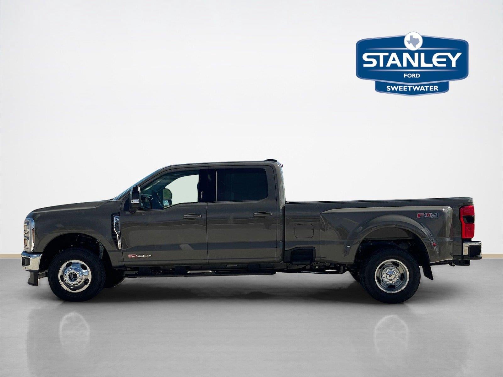 2027 Ford Super Duty F-350 DRW LARIAT