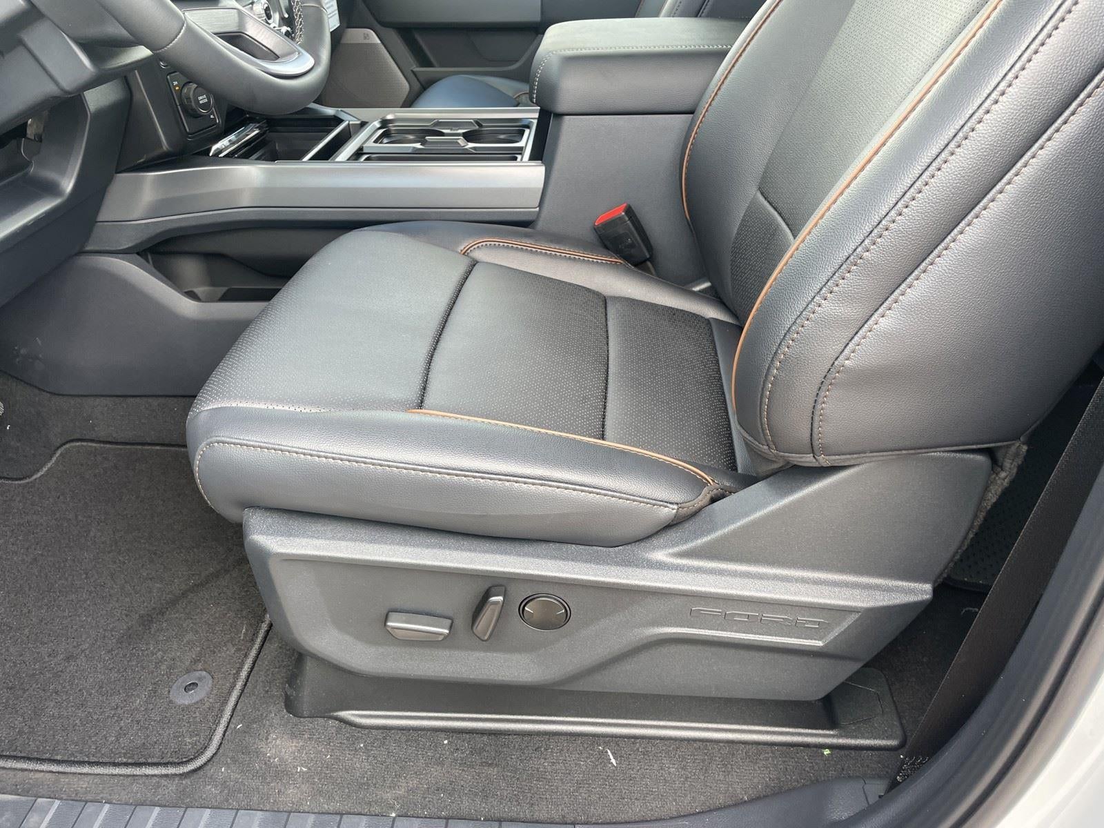 2026 Ford Super Duty F-350 DRW LARIAT